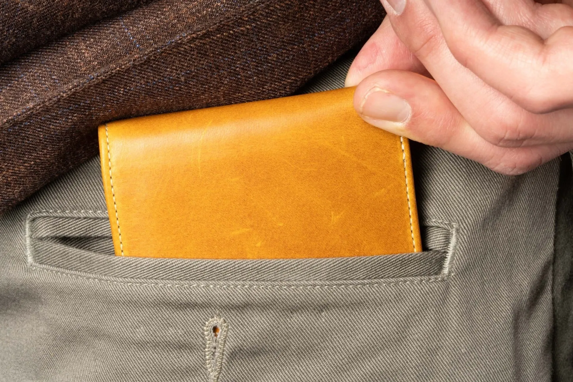 8 Card Classic Bifold Wallet in Vintage Gold Full-Grain Americana Leather