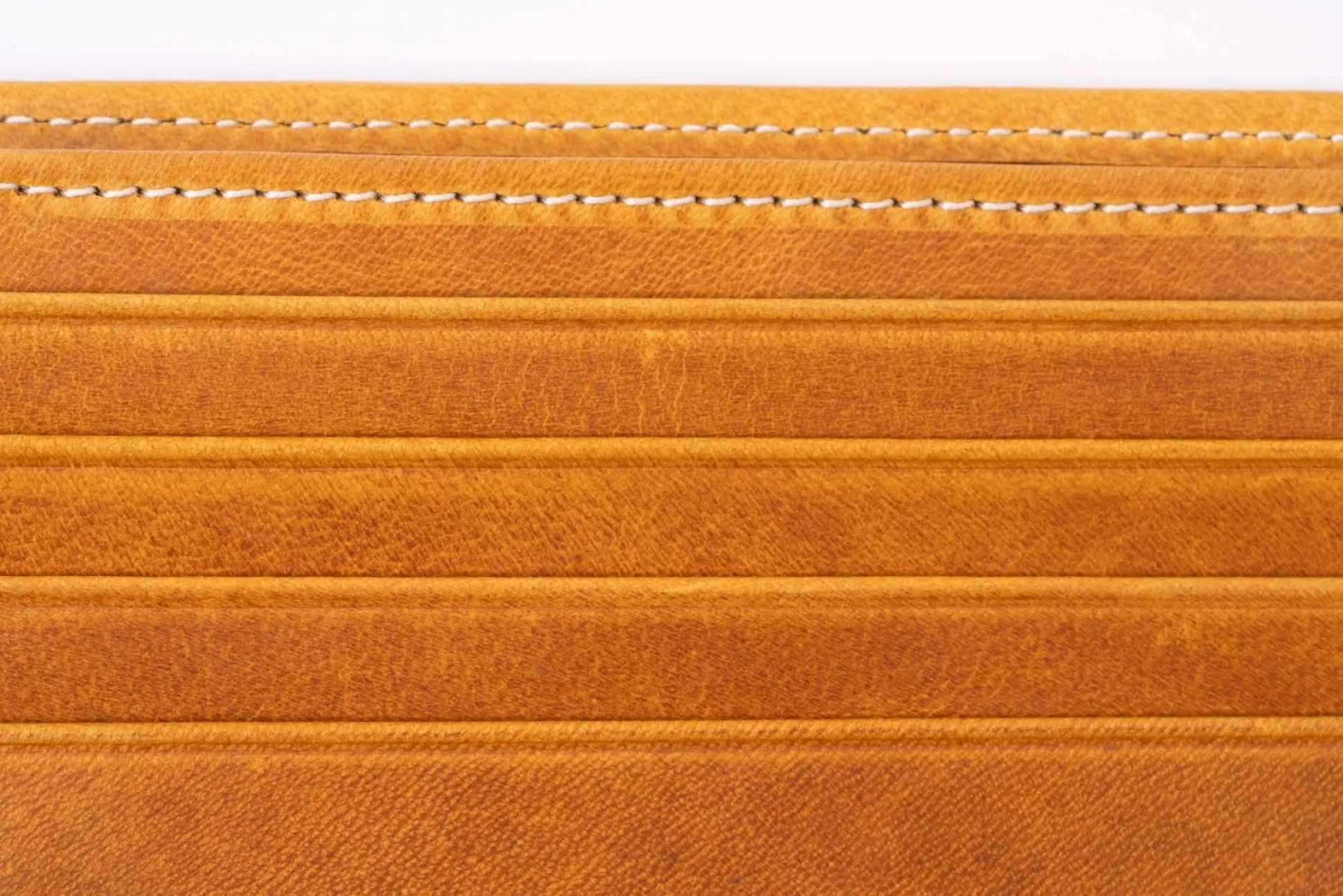 8 Card Classic Bifold Wallet in Vintage Gold Full-Grain Americana Leather