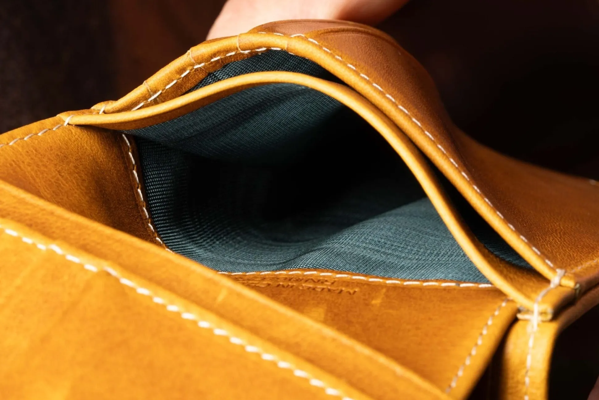 8 Card Classic Bifold Wallet in Vintage Gold Full-Grain Americana Leather