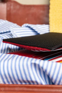 Classic 8 Card Bifold Black & Red Grained Leather Wallet