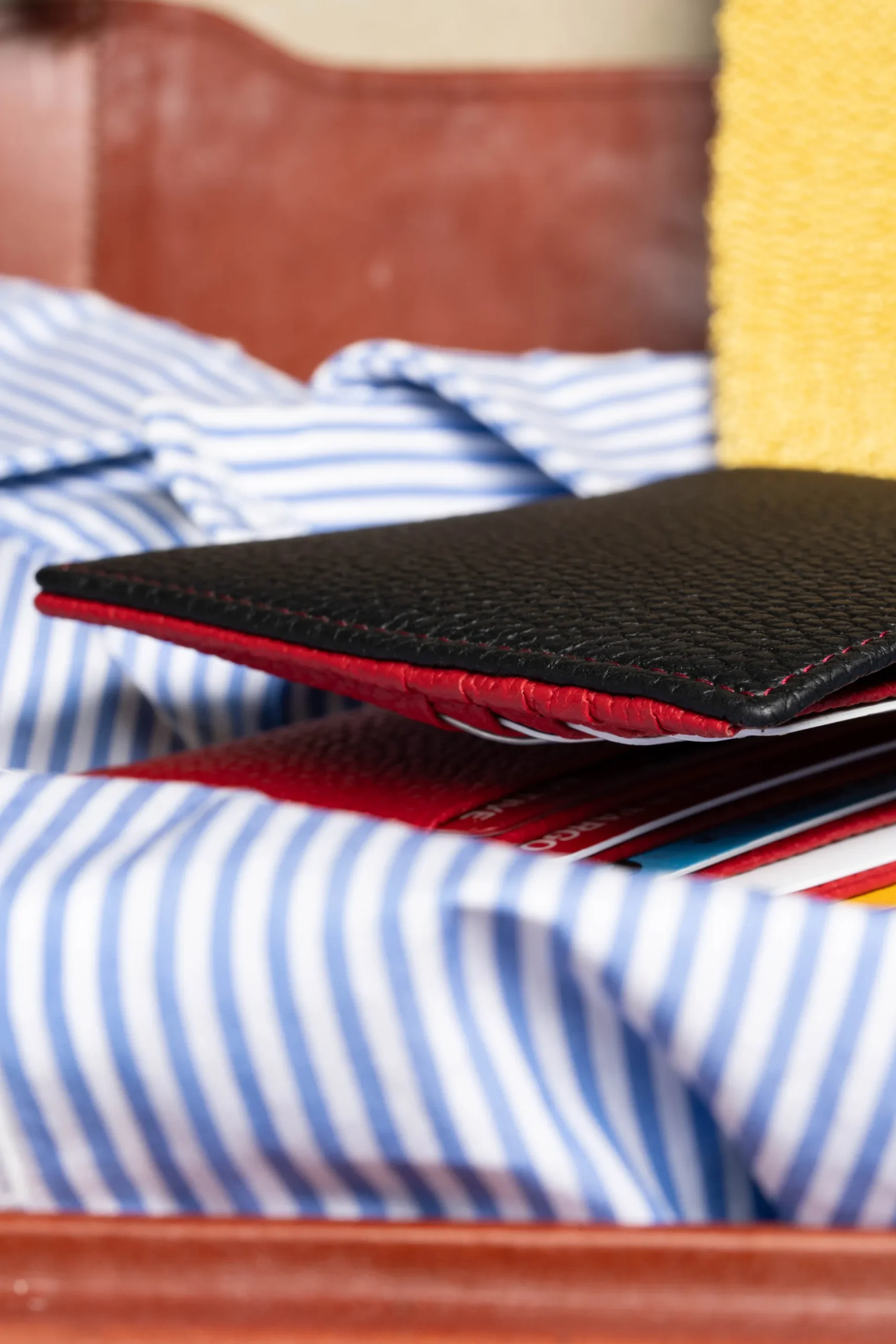 Classic 10 Card Bifold Black & Red Grained Leather Wallet